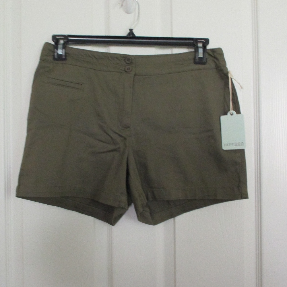 NWT - DEPT 222 green shorts - sz 12P - MSRP $40.00